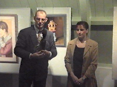 Marion tijdens de opening van haar expositie in 'De Boekenstal' door Arnold van der Heide